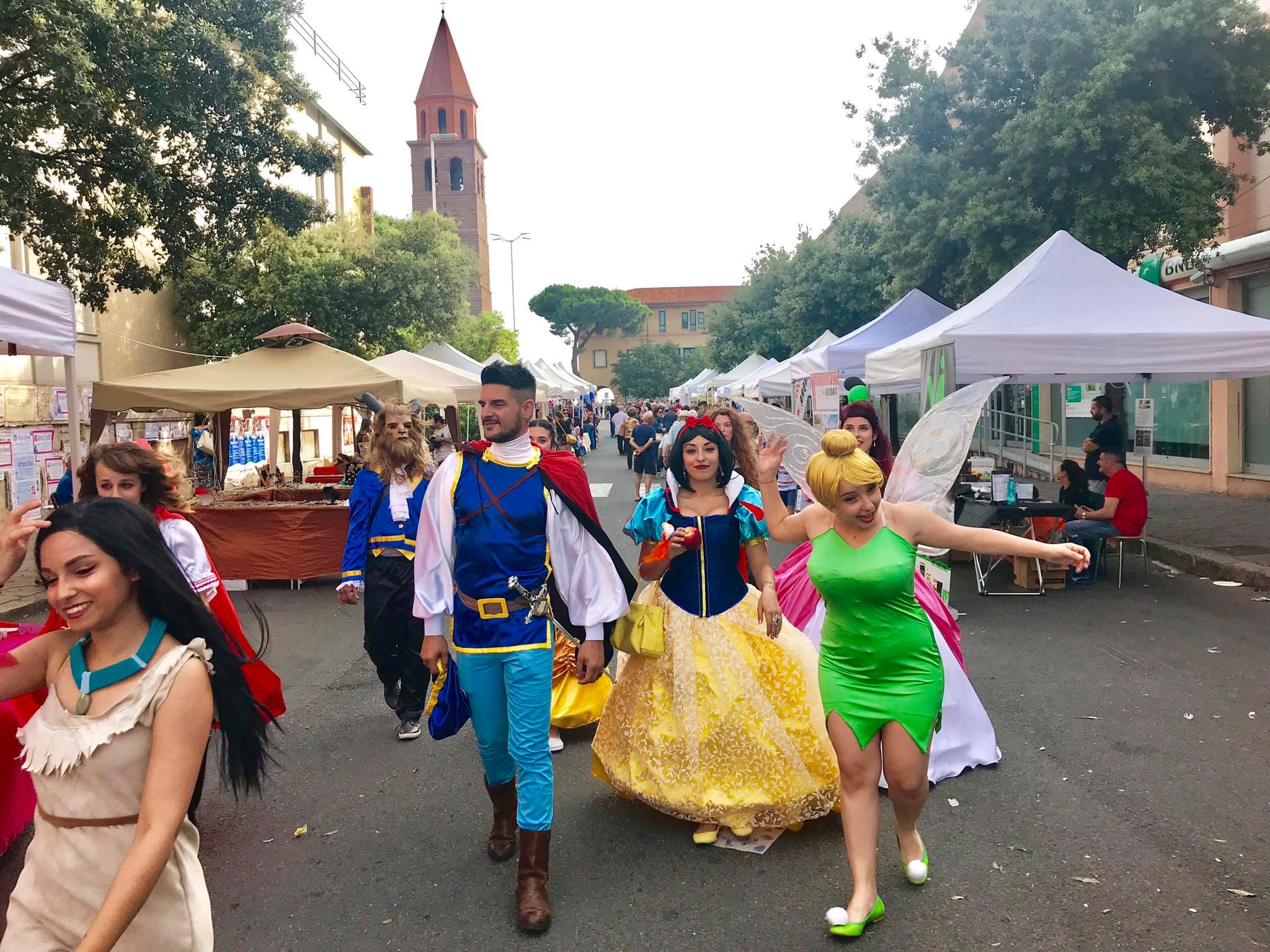 Partecipanti in costume durante iNovas Expo 2019 a Carbonia