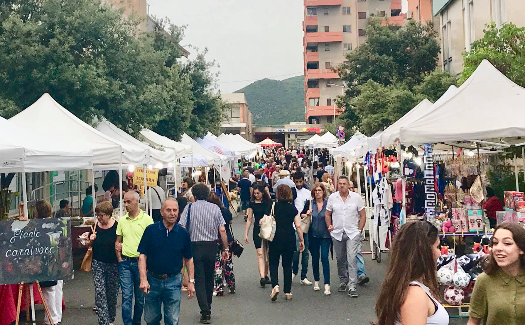 Stand e pubblico lungo il percorso di iNovas Expo 2019 a Carbonia