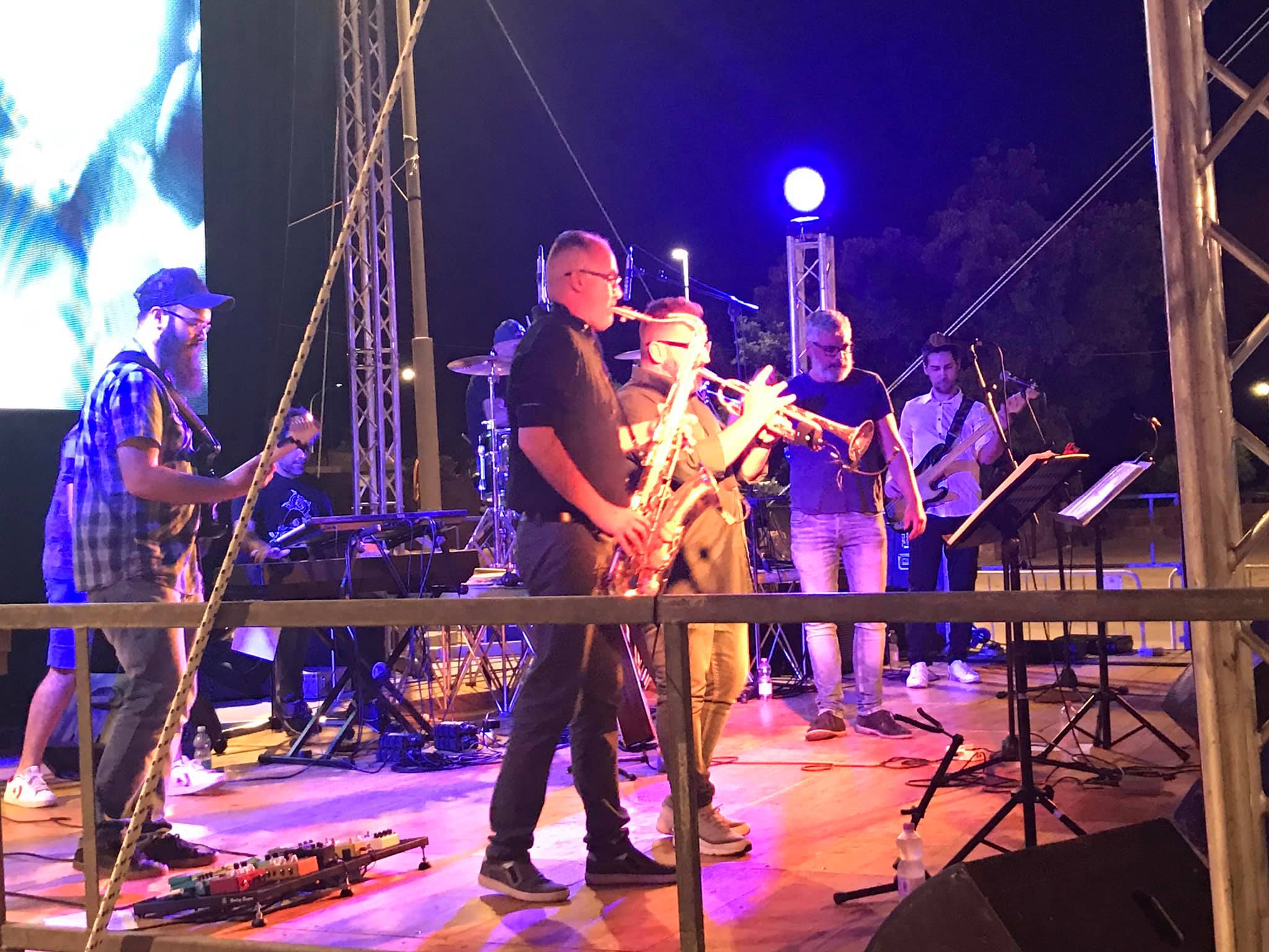 Band sul palco durante la programmazione serale di iNovas Expo 2019