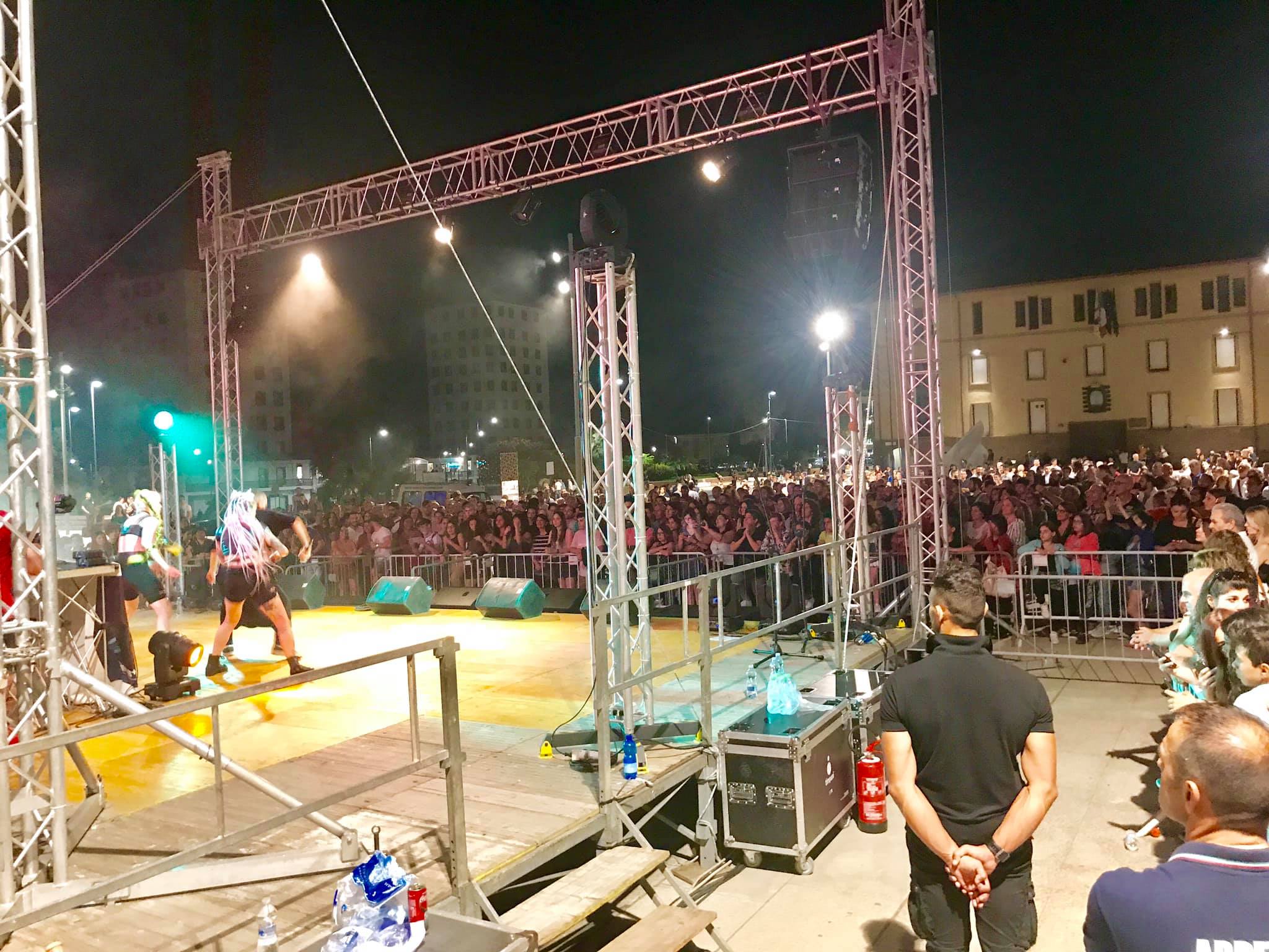 Pubblico e spettacolo serale durante iNovas Expo 2019